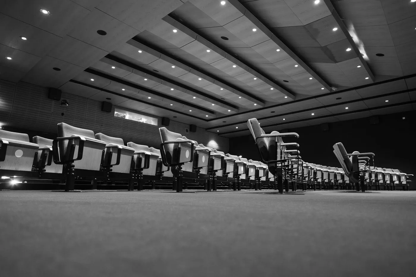 The empty auditorium seen from the side and at a low angle
